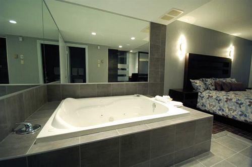 Le Fabreville Motel&Suites Laval Extérieur photo